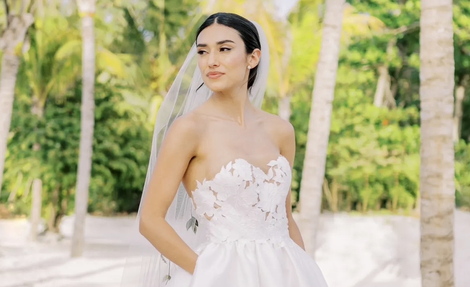 Sleeve Showdown: Comparing Long Sleeves vs. Sleeveless Bridal Gowns. Mobile Image